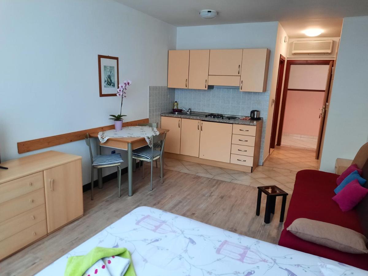 Apartmani Lorena พูลา ภายนอก รูปภาพ